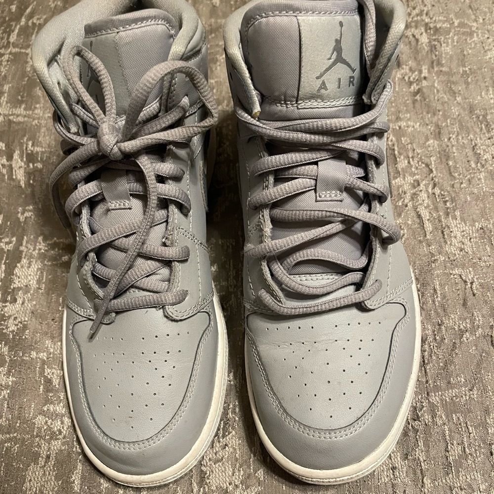 GRAY AIR JORDAN SNEAKER